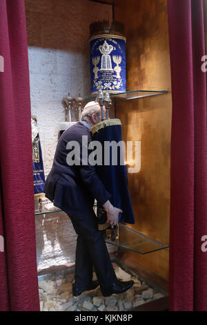 Synagoge der Liberalen Jüdischen Gemeinde in Genf. Die Heilige Lade (Aron Kodesh) enthält jede Synagoge Torah Schriftrollen. Die Schweiz. Stockfoto