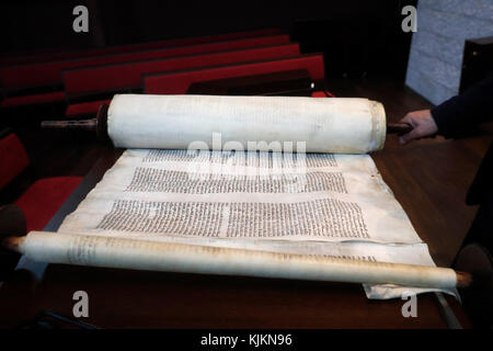 Synagoge der Liberalen Jüdischen Gemeinde in Genf. Alte Thorarollen. Die Schweiz. Stockfoto