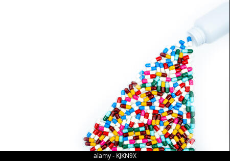 Antibiotikum kapseln Verschütten aus pilleflasche auf weißem Hintergrund mit Kopie Raum, nur Ihren eigenen Text hinzu. Arzneimittelresistenz Konzept. Antibiotika Droge Stockfoto