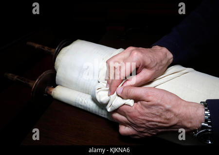 Rabbi Öffnen einer Sefer Torah. Die Schweiz. Stockfoto