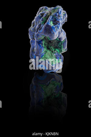 Blau und grün Azurit Edelstein mit Boden Reflexion auf dem schwarzen Hintergrund Stockfoto