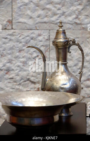 Jüdische rituelle von Hand waschen. Waschen Cups. Die Schweiz. Stockfoto