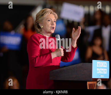COCONUT CREEK, FL - OKTOBER 25: Demokratische Präsidentschaftskandidatin Hillary Clinton setzt sich während der frühen Abstimmung im Broward Collage North Campus Omni Auditorium am 25. Oktober 2016 in Coconut Creek, Florida, durch. Personen: Hillary Clinton Stockfoto