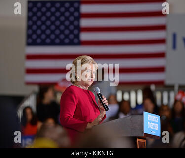 COCONUT CREEK, FL - OKTOBER 25: Demokratische Präsidentschaftskandidatin Hillary Clinton setzt sich während der frühen Abstimmung im Broward Collage North Campus Omni Auditorium am 25. Oktober 2016 in Coconut Creek, Florida, durch. Personen: Hillary Clinton Stockfoto