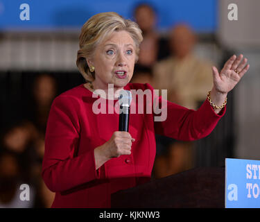 COCONUT CREEK, FL - OKTOBER 25: Demokratische Präsidentschaftskandidatin Hillary Clinton setzt sich während der frühen Abstimmung im Broward Collage North Campus Omni Auditorium am 25. Oktober 2016 in Coconut Creek, Florida, durch. Personen: Hillary Clinton Stockfoto