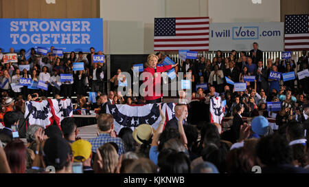 COCONUT CREEK, FL - OKTOBER 25: Demokratische Präsidentschaftskandidatin Hillary Clinton setzt sich während der frühen Abstimmung im Broward Collage North Campus Omni Auditorium am 25. Oktober 2016 in Coconut Creek, Florida, durch. Personen: Hillary Clinton Stockfoto
