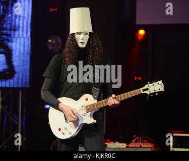 FORT LAUDERDALE, FL - 28. Februar: Brian Patrick Carroll AKA Buckethead führt an der Kultur. Brian Patrick Carroll (13. Mai 1969 geboren), professionell, bekannt als Buckethead, ist ein US-amerikanischer Gitarrist und Multiinstrumentalist, der in vielen Genres der Musik gearbeitet hat. Er hat 264 Studio Alben, vier spezielle Versionen und eine EP veröffentlicht. Er hat auch auf mehr als 50 anderen Alben von anderen Künstlern durchgeführt. Seine Musik umfasst so unterschiedliche Bereiche wie Progressive Metal, Funk, Blues, Jazz, Bluegrass-, Umgebungs- und avantgardistischer Musik. Buckethead ist berühmt für das Tragen eines KFC Eimer auf dem Kopf, emblazon Stockfoto