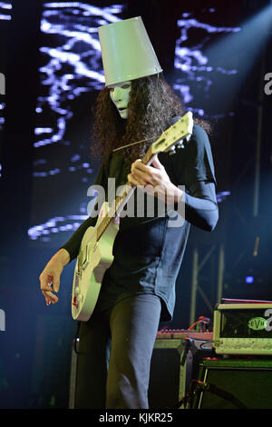 FORT LAUDERDALE, FL - 28. Februar: Brian Patrick Carroll AKA Buckethead führt an der Kultur. Brian Patrick Carroll (13. Mai 1969 geboren), professionell, bekannt als Buckethead, ist ein US-amerikanischer Gitarrist und Multiinstrumentalist, der in vielen Genres der Musik gearbeitet hat. Er hat 264 Studio Alben, vier spezielle Versionen und eine EP veröffentlicht. Er hat auch auf mehr als 50 anderen Alben von anderen Künstlern durchgeführt. Seine Musik umfasst so unterschiedliche Bereiche wie Progressive Metal, Funk, Blues, Jazz, Bluegrass-, Umgebungs- und avantgardistischer Musik. Buckethead ist berühmt für das Tragen eines KFC Eimer auf dem Kopf, emblazon Stockfoto