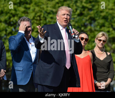 PALM BEACH, FL - JANUAR 06: Melania Trump, Barron Trump und Donald Trump nehmen am 6. Januar 2013 in Palm Beach, Florida, am 2013. Trump Invitational Grand Prix im Club Mar-a-Lago Teil. Personen: Donald Trump Stockfoto