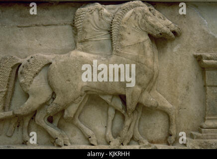 Griechenland. Delphi. Heiligtum des Apollo. der Athener Treasury, gebaut von der athenias mit kriegsbeute Schlacht von Maraton. Detail metope. Pferde. 510-480 v.chr. Delphi archäologischen Museum. Stockfoto