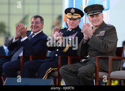 MIAMI, FL - NOVEMBER 19: Der Verteidigungsminister Leon Panetta, General Martin E. Dempsey Chairman, Joint Chiefs of Staff und der neue Kommandant General John F. Kelly USMC nehmen am 19. November 2012 an der Zeremonie des Befehlswechsels beim US Southern Command in Homestead, Florida, Teil. Personen: Verteidigung Leon Panetta, Martin E. Dempsey, John F. Kelly Stockfoto