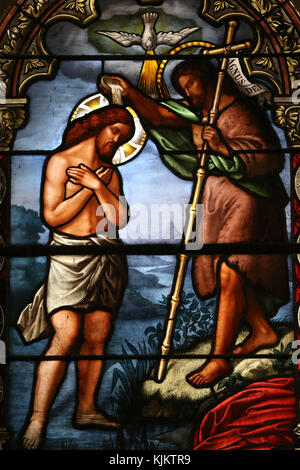 Die Taufe Jesu im Jordan durch Johannes den Täufer. Glasfenster. St. Vincent Kirche. Nyons. Frankreich. Stockfoto