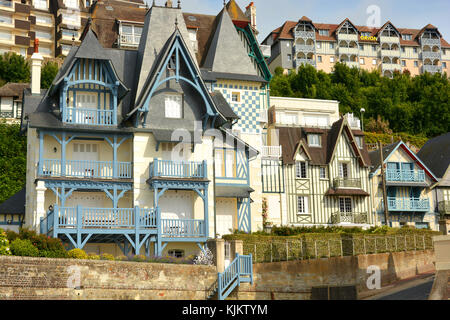 Häuser aus dem 19. Jahrhundert in Trouville-sur-Mer. Frankreich. Stockfoto