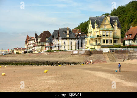 Häuser aus dem 19. Jahrhundert in Trouville-sur-Mer. Frankreich. Stockfoto