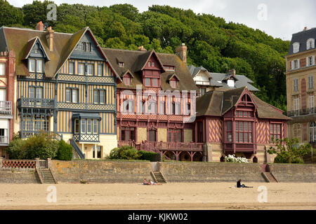 Häuser aus dem 19. Jahrhundert in Trouville-sur-Mer. Frankreich. Stockfoto