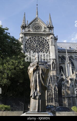 Statue von Papst Johannes Paul II. vor der Kathedrale Notre Dame de Paris. Frankreich. Stockfoto