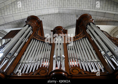 Glasmalereien in Saint-Andr Ž-de-l'Europa Kirche Orgel aus dem 19. Jahrhundert. Paris. Frankreich. Stockfoto