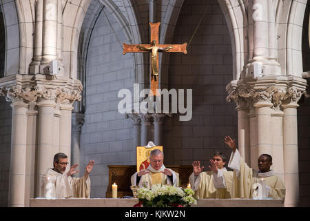 Masse in einer französischen katholischen Kirche. Paris. Frankreich. Stockfoto