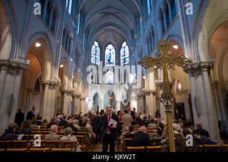 Masse in einer französischen katholischen Kirche. Frankreich. Stockfoto