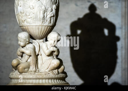 Kirche La Madeleine, Paris. 1763. Vase. Frankreich. Stockfoto