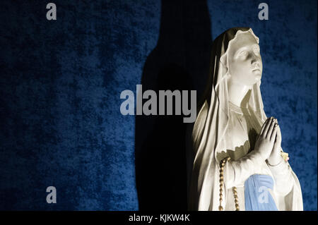 Kirche La Madeleine, Paris. 1763. Maria Statue. Frankreich. Stockfoto