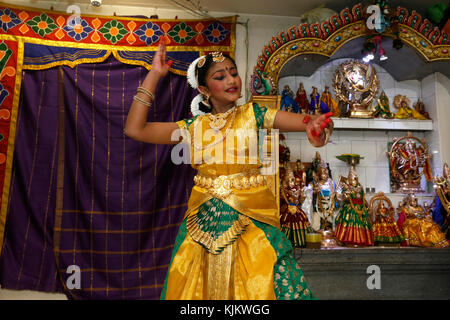 Sivaratri Feier an der Pariser Ganesh Tempel. Traditionelle Tänzer. Frankreich. Stockfoto