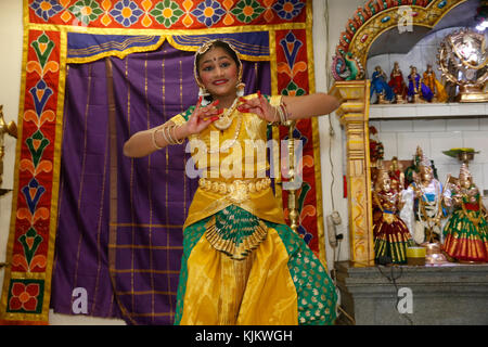 Sivaratri Feier an der Pariser Ganesh Tempel. Traditionelle Tänzer. Frankreich. Stockfoto