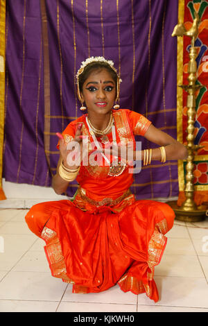 Sivaratri Feier an der Pariser Ganesh Tempel. Traditionelle Tänzer. Frankreich. Stockfoto