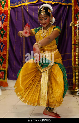 Sivaratri Feier an der Pariser Ganesh Tempel. Traditionelle Tänzer. Frankreich. Stockfoto