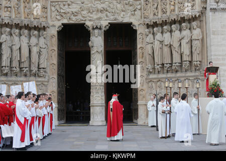 Priester weihen an der Kathedrale Notre-Dame de Paris. Frankreich. Stockfoto