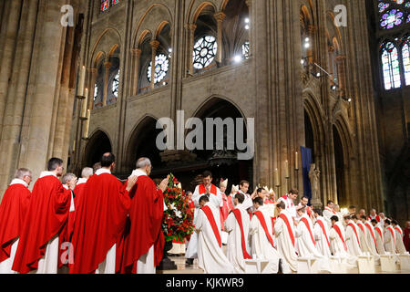 Priester weihen an der Kathedrale Notre-Dame de Paris. Frankreich. Stockfoto