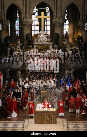 Priester weihen an der Kathedrale Notre-Dame de Paris. Frankreich. Stockfoto