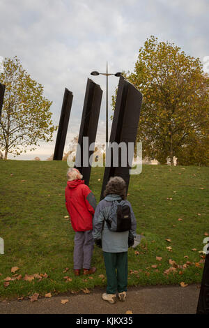 Die Besucher der Neuseeland Kriegerdenkmal am Hyde Park Corner, am 19. November 2017 in London, England. Stockfoto