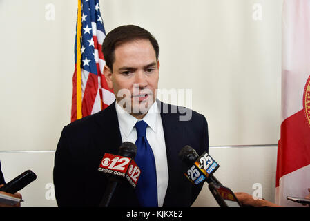 WEST PALM BEACH, FL, 27. MAI: Senator Marco Rubio wird von der Presse begrüßt, nachdem er am 27. Mai 2016 auf dem Forum Club in West Palm Beach, Florida, gesprochen hat. Leute: Marco Rubio Stockfoto