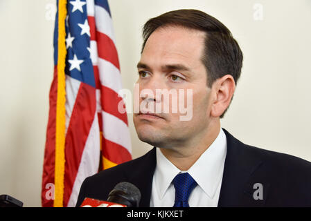 WEST PALM BEACH, FL, 27. MAI: Senator Marco Rubio wird von der Presse begrüßt, nachdem er am 27. Mai 2016 auf dem Forum Club in West Palm Beach, Florida, gesprochen hat. Leute: Marco Rubio Stockfoto