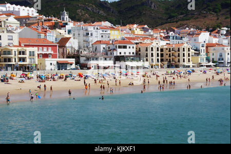 Anzeigen von Sesimbra Strand im Naturpark Arrabida, Portugal Stockfoto