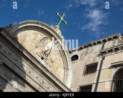 VENEDIG, ITALIEN - 12. SEPTEMBER 2017: Dekorative geschnitzte Details über dem Eingang zur Scuola Grande San Giovanni Evangelista di Venezia Stockfoto