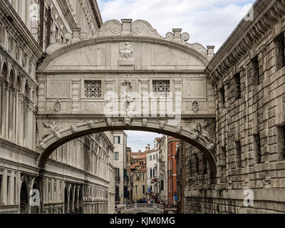 VENEDIG, ITALIEN - 12. SEPTEMBER 2017: Die Seufzerbrücke (Ponte dei Sospiri) Stockfoto