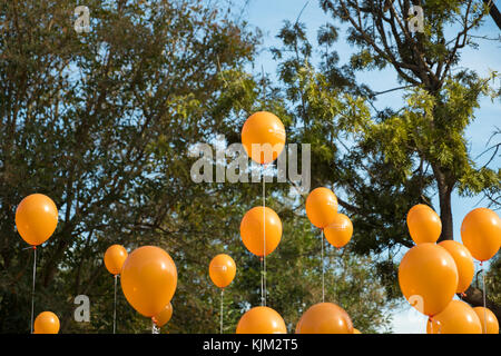 Orange ballons Gewalt gegen Frauen zu bekämpfen, Stockfoto