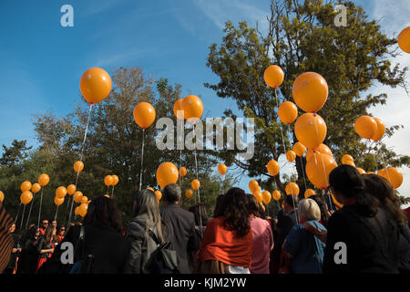 Rede vor dem Entfesseln von Orange ballons Gewalt gegen Frauen zu bekämpfen, Stockfoto