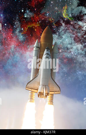 Space Shuttle ausziehen auf einer Mission. Elemente dieses Bildes, eingerichtet von der NASA Stockfoto