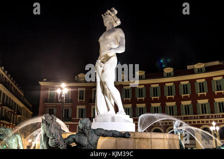 Auf der Südseite des Place Massena in Nizza befindet sich Fontaine du Soleil. Stockfoto