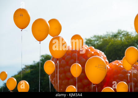 Hunderte von Orange ballons Gewalt gegen Frauen zu bekämpfen, Stockfoto