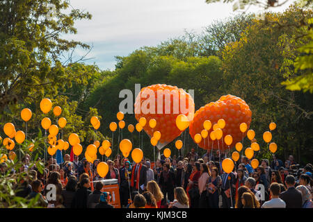 Rede vor dem Entfesseln von Orange ballons Gewalt gegen Frauen zu bekämpfen, Stockfoto