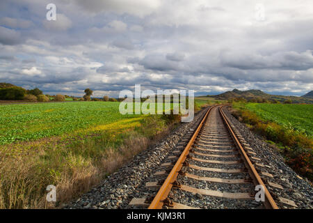 Einzelne Bahn in Rana, Mittelböhmische Hochland, Tschechische Republik Stockfoto