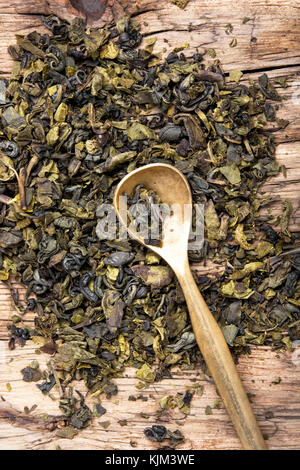 Hintergrund der Stapel der trockenen Teeblätter und einen Teelöffel Stockfoto