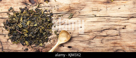 Hintergrund der Stapel der trockenen Teeblätter und einen Teelöffel Stockfoto