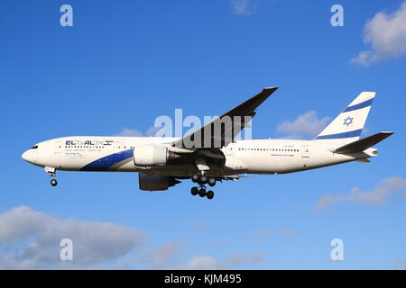 EL AL Boeing 777 4 X-ECC-Landung in London Heathrow Flughafen, Großbritannien Stockfoto