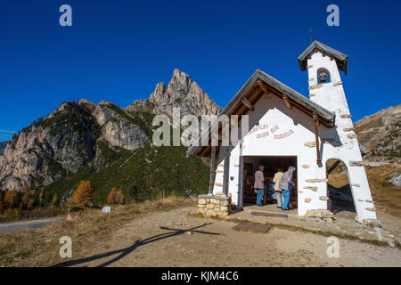 Falzarego Pass, Italien, 19. Oktober 2017 - Kapelle mit sass de stria Berg im Hintergrund auf Falzarego Pass (Passo di Falzarego) am sonnigen Herbsttag. Stockfoto