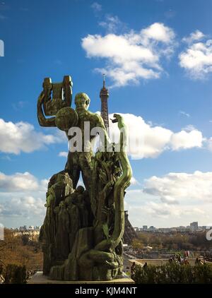 Eiffelturm - 25/11/2012 - - Eiffelturm - die eiserne Dame von Paris, der Eiffelturm im Herbst - Sylvain Leser / Le Pictorium Stockfoto